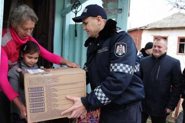 Полицейские из Чадыр-Лунги устроили «Новогодний караван» 