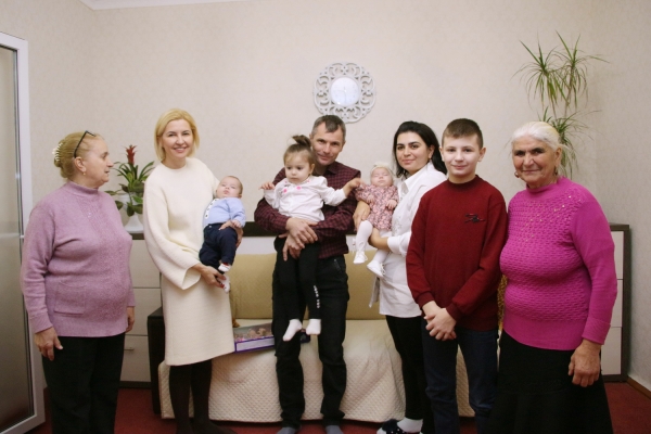 Башкан поздравила две семьи из Комрата с рождением двойни