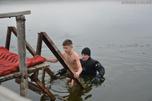 В Авдарме сотни человек окунулись в прорубь на крещенских купаниях