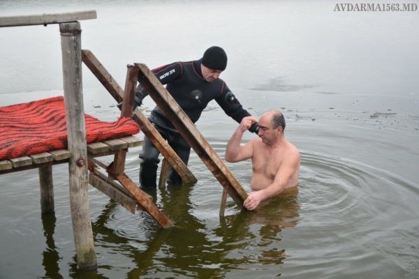 В Авдарме сотни человек окунулись в прорубь на крещенских купаниях