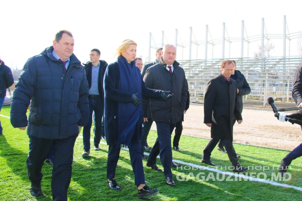 Президент и башкан осмотрели ход строительства нового стадиона в Комрате