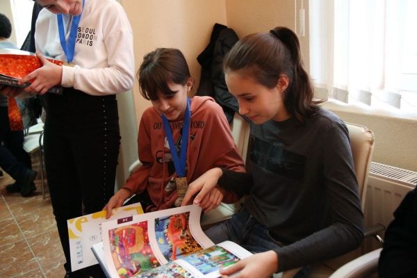 «Дети рисуют мир»: 26 юных художников из Гагаузии стали финалистами международного конкурса