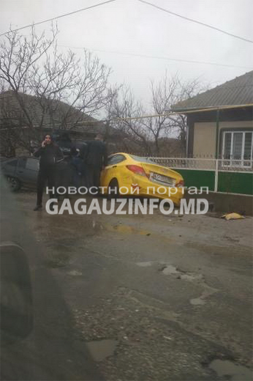 ДТП в Томае: при столкновении два автомобиля оказались в кювете