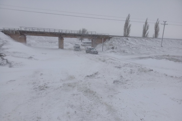 Пассажирский автобус и легковые автомобили вызволили спасатели из снежного плена в Вулканештах