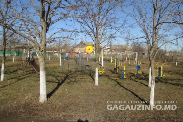 На детской площадке в Кирсово установили новые тренажеры