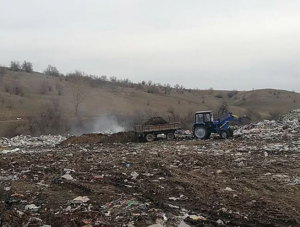 Возгорание мусоросвалки в Вулканештах: пламя локализовали подсыпкой грунта