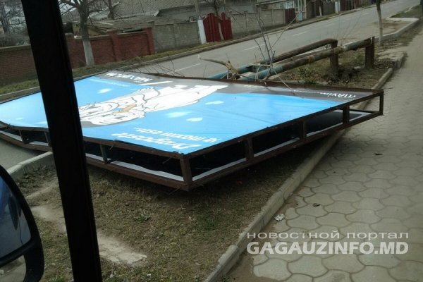 Шквалистый ветер в Комрате: повреждены крыши, снесен рекламный щит