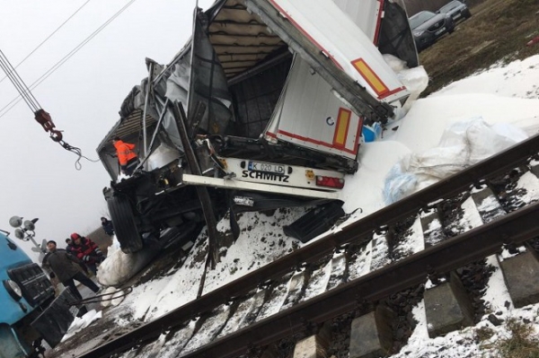 В Молдове поезд протаранил грузовик