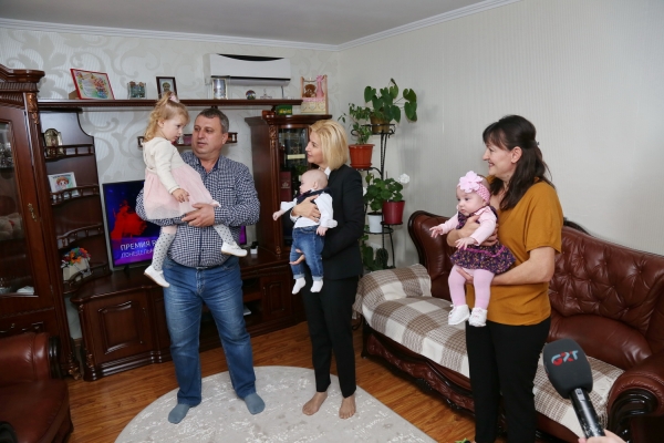 Башкан поздравила семью из Конгазчика с рождением двойни 