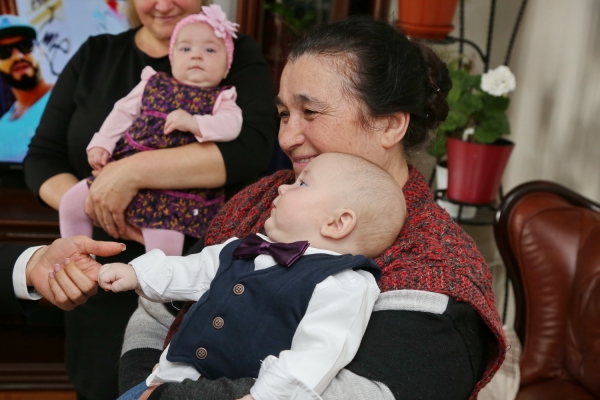 Башкан поздравила семью из Конгазчика с рождением двойни 