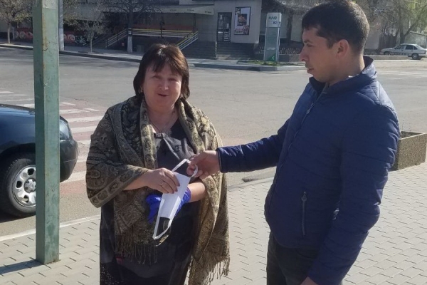 В Чадыр-Лунге раздали желающим первую партию медицинских масок