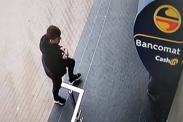 У банкомата в Комрате украли деньги. Полиция ищет человека