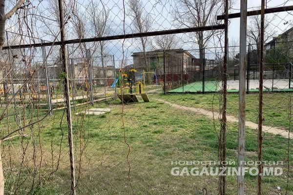 В одном из микрорайонов Комрата заменят ковер на спортплощадке