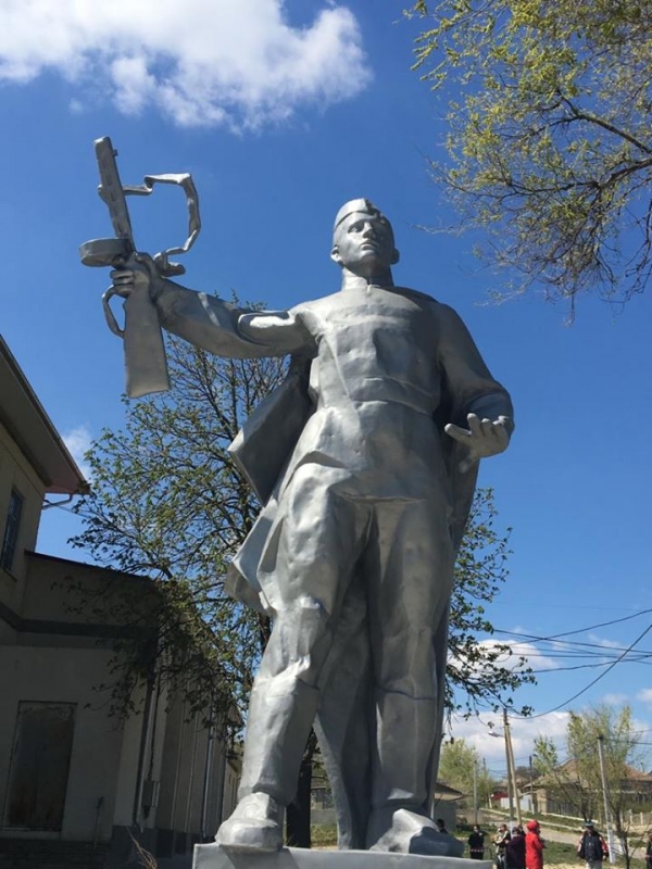 В Казаклии установили обновленный памятник воину-освободителю