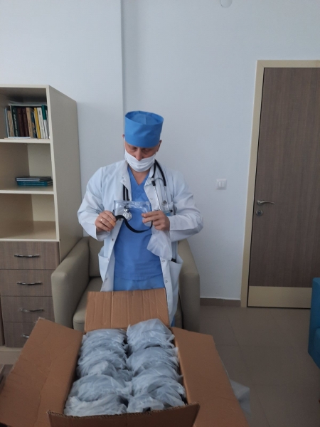Борьба с коронавирусом: агентство TİKA передало комратской больнице сотни масок и защитных очков