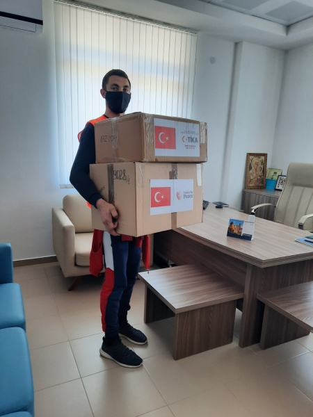 Борьба с коронавирусом: агентство TİKA передало комратской больнице сотни масок и защитных очков