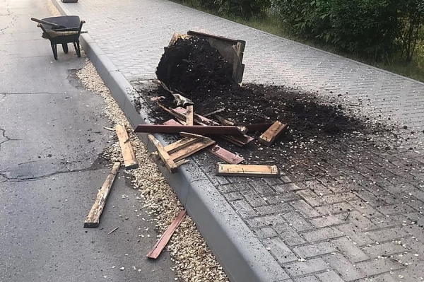 ДТП в Вулканештах: машина снесла цветочный вазон