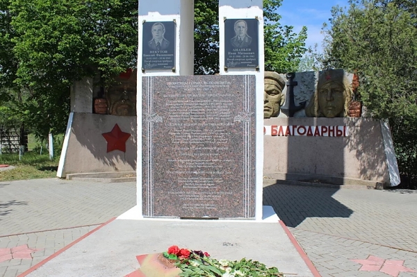 День Победы. В Вулканештах привели в порядок территорию местного мемориала