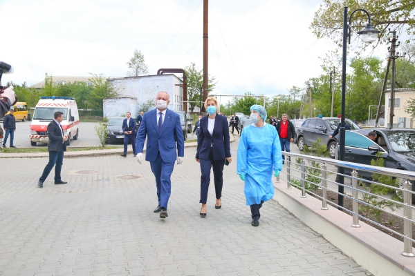 Президент посетил в Комрате центр по лечению пациентов с COVID-19