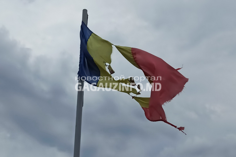 Полиция назвала причину порчи государственного флага Молдовы в Комрате