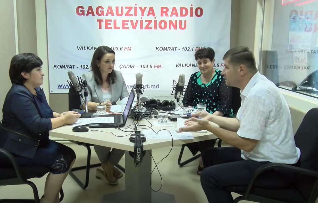 «Не протестовать, а готовить детей в школу». Чем закончились дебаты родителей и учителей на гагаузском радио? 