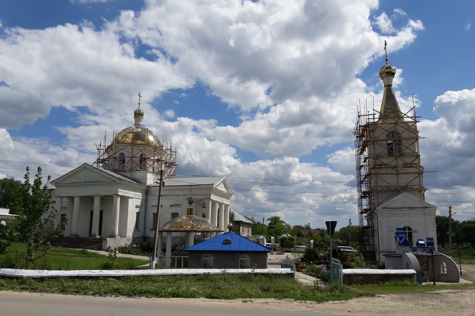 Замена куполов, кровли и обновление фасада. В храме села Казаклия проводится ремонт 