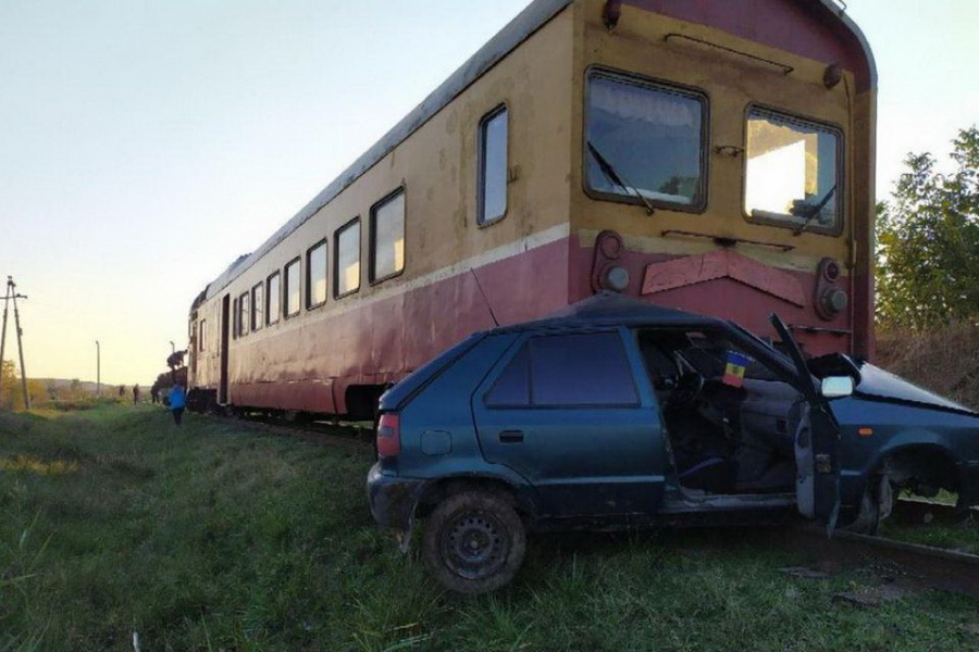 Легковушка и товарный поезд столкнулись в Кантемире