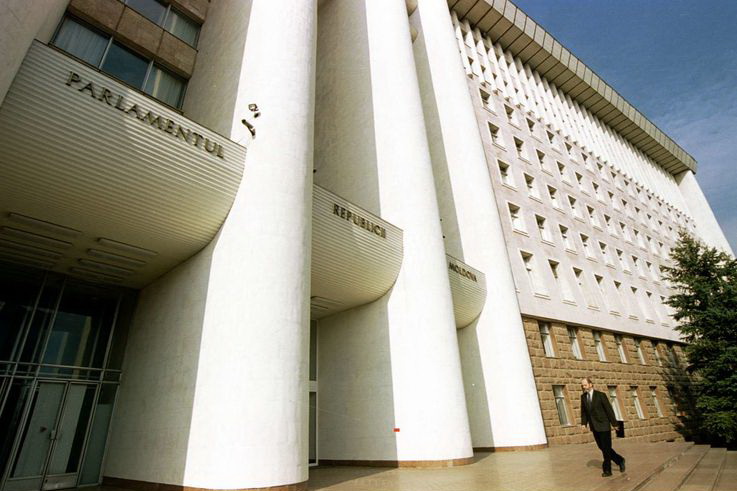 Опрос: в парламент проходят три партии