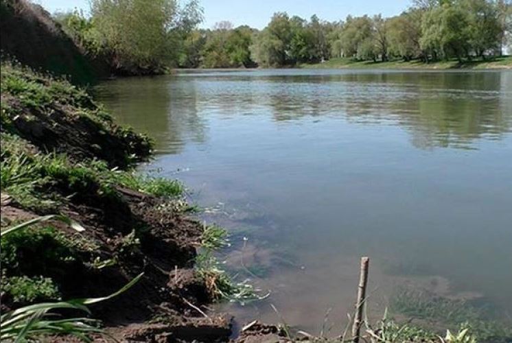 В Яловенском районе детская коляска упала в озеро. Ребенок погиб