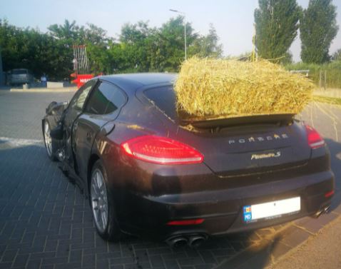 В Чимишлии грузовик с соломой столкнулся с люксовым Porsche