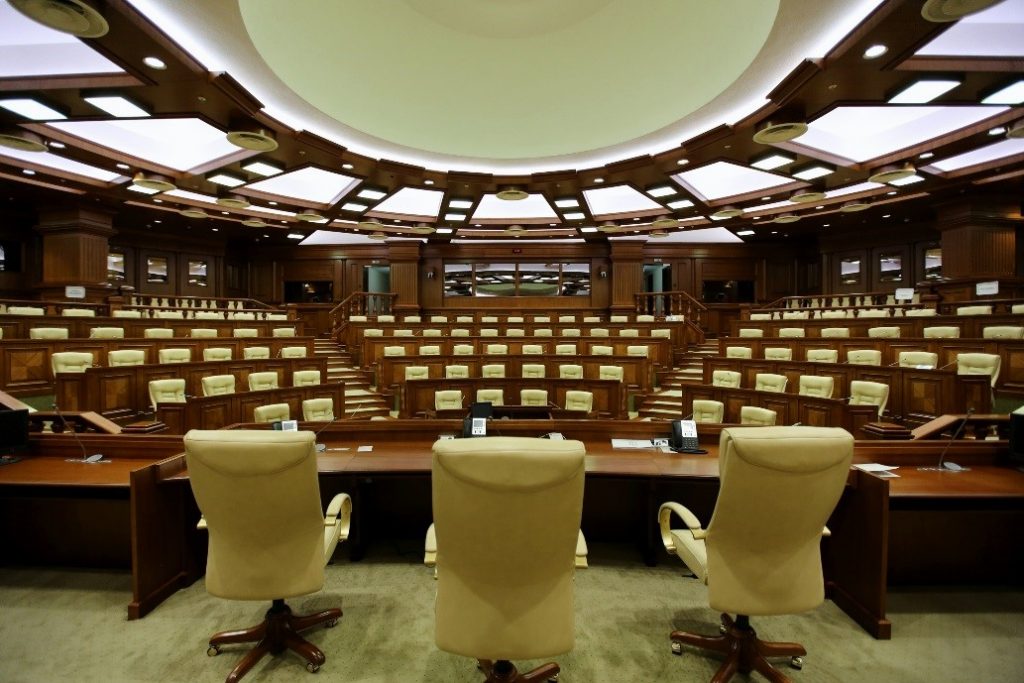 Миллионеры в парламенте. Топ-5 самых богатых депутатов Молдовы