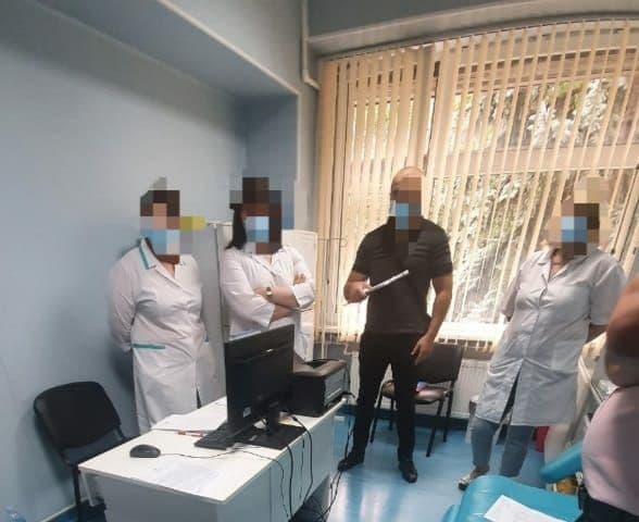 Полиция проводит проверки в центрах вакцинации от коронавируса