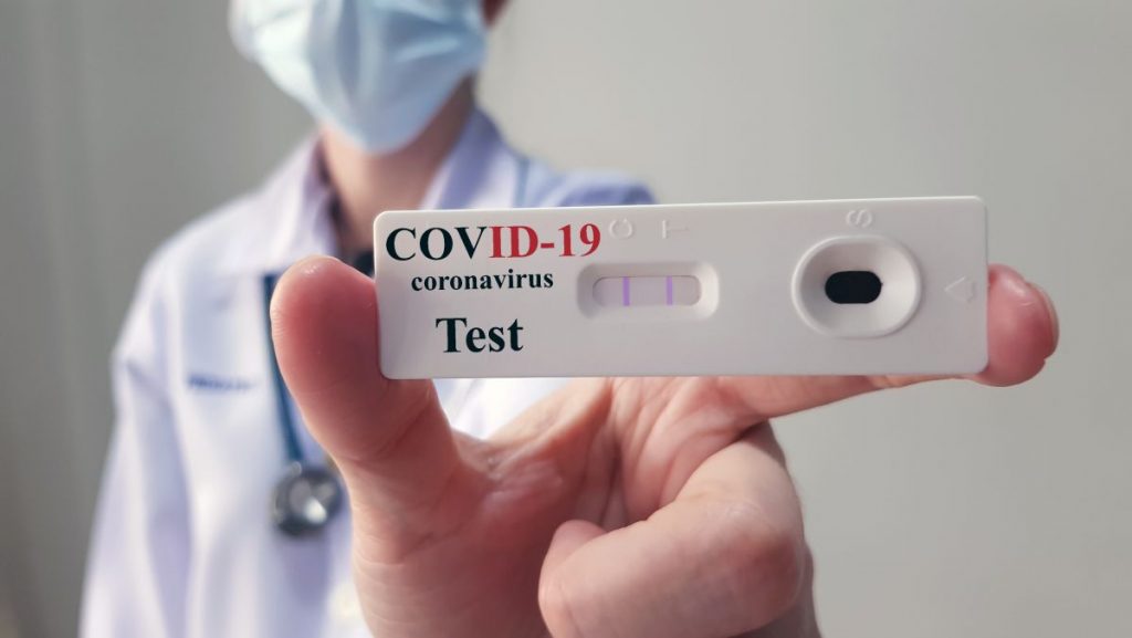 В аптеках начнут продавать экспресс-тесты на COVID-19. Станут ли анализы дешевле?