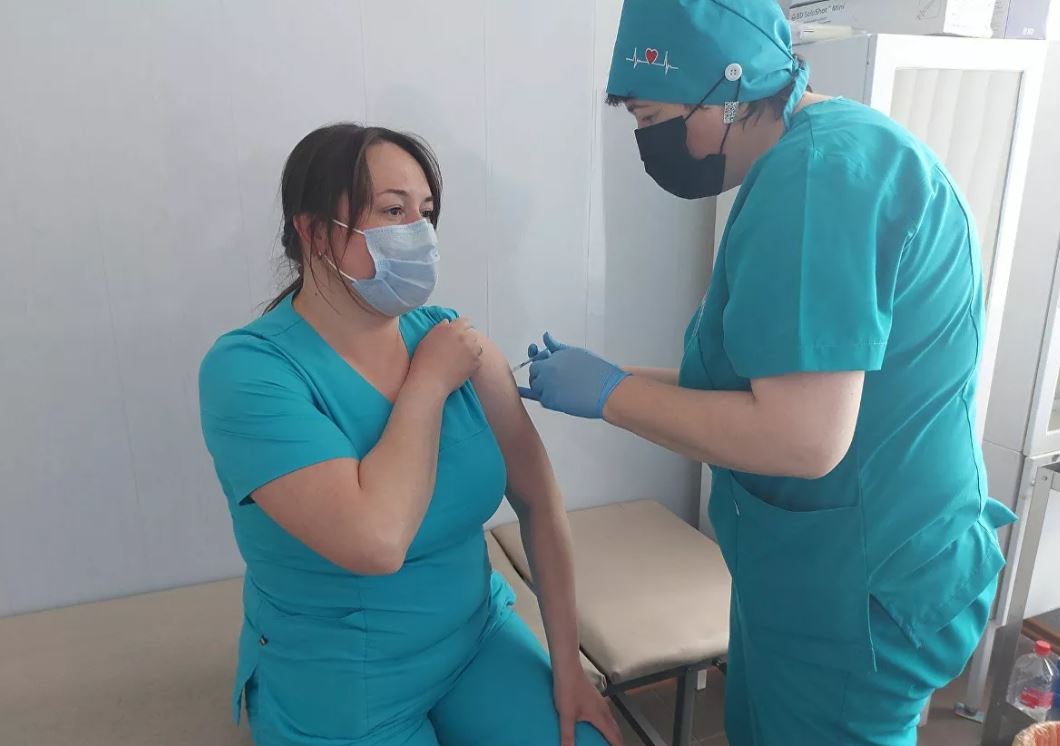 Невакцинированные медики больше не будут получать 16 тысяч леев при заражении COVID