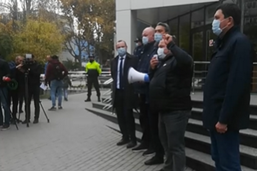 Пикет в поддержку Стояногло проходит у здания Апелпаты Кишинева