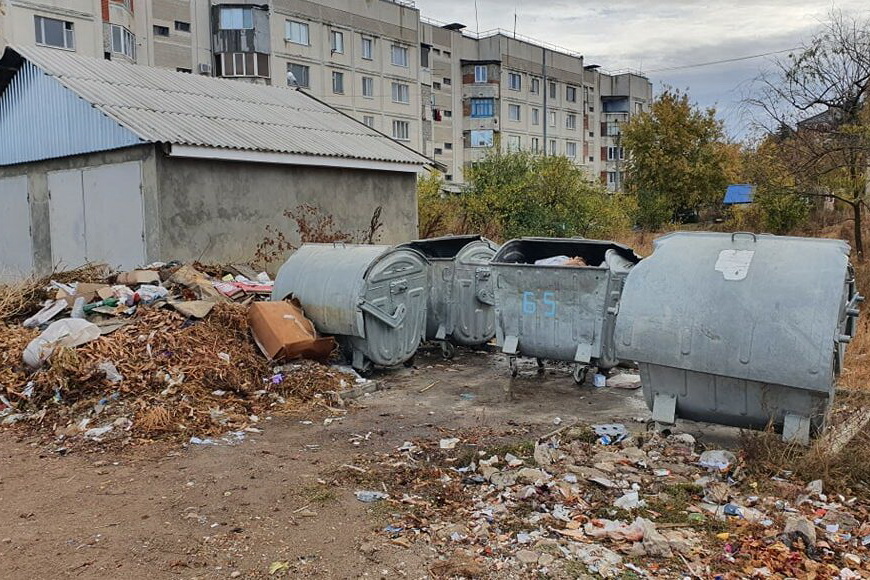 Бессарабка завалена мусором: нет денег на вывоз отходов и зарплаты местного ЖКХ