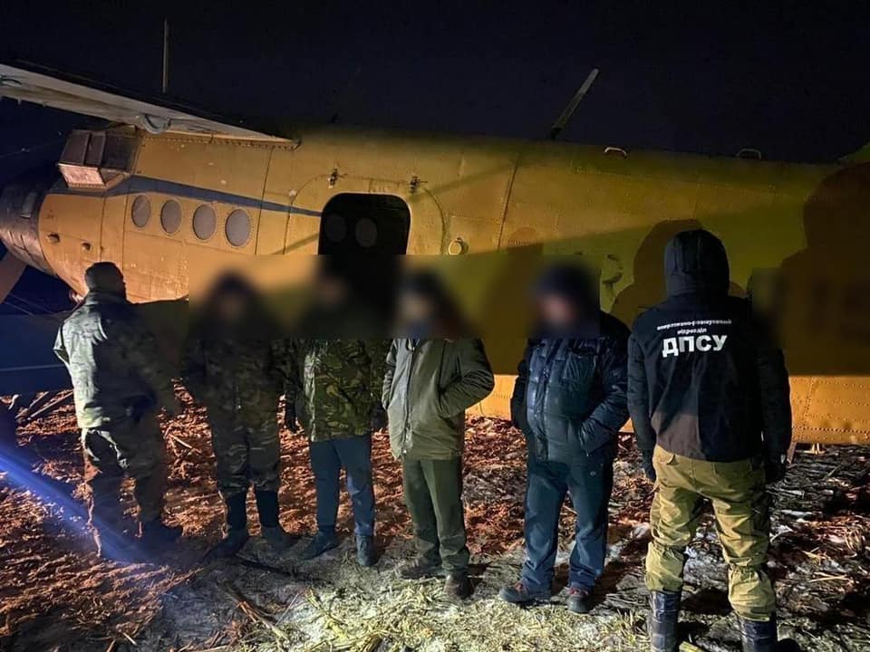 В Украине задержали самолет, который перевозил в Молдову контрабандные сигареты