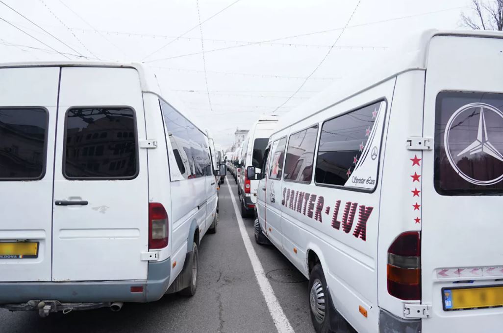 Перевозчики вновь требуют повысить тарифы и грозят протестами