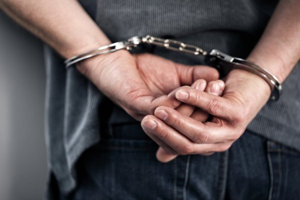 Скандалил и угрожал убить: жительницу Бендер ограбил экс-возлюбленный