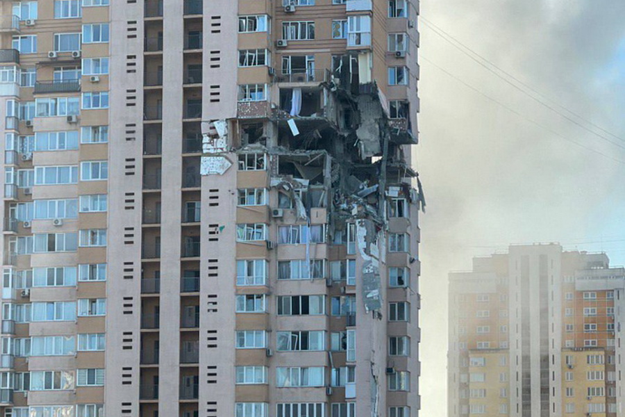 Боевые действия в Киеве: в многоэтажное здание угодила ракета