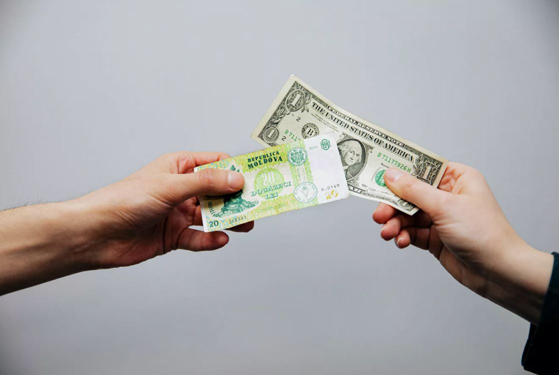 Сколько заработали валютные кассы в Молдове на панике граждан