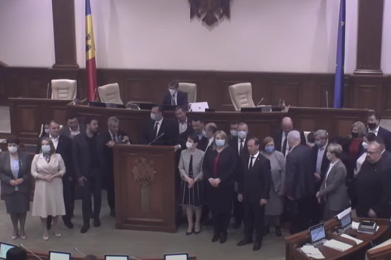 Оппозиция заблокировала центральную трибуну парламента