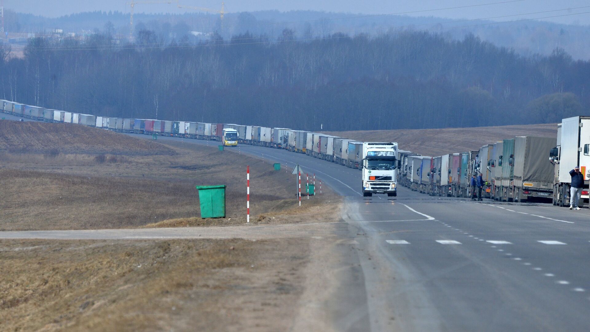На границе Польши и Беларуси образовалась очередь из фур длиной в 80 километров 