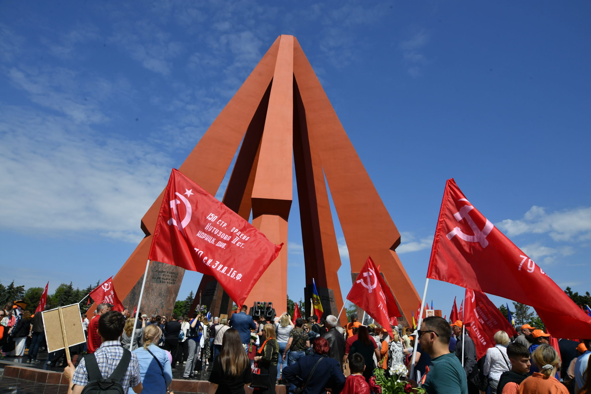 Полиция оштрафует 103 человека за георгиевские ленты. В списке и депутаты НСГ