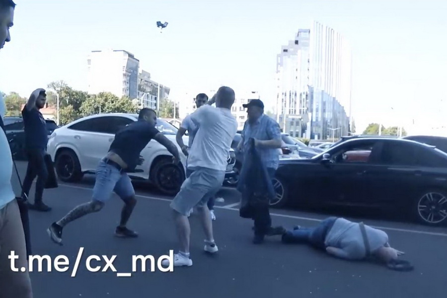 Драка и оскорбления на парковке в Кишиневе. Инцидент снял на видео очевидец из Гагаузии