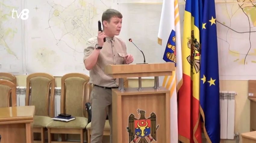  Гражданский активист достал «пистолет» на заседании мунсовета Кишинева