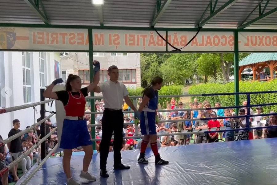 Чемпионат страны по боксу: две девушки из Гагаузии стали чемпионками