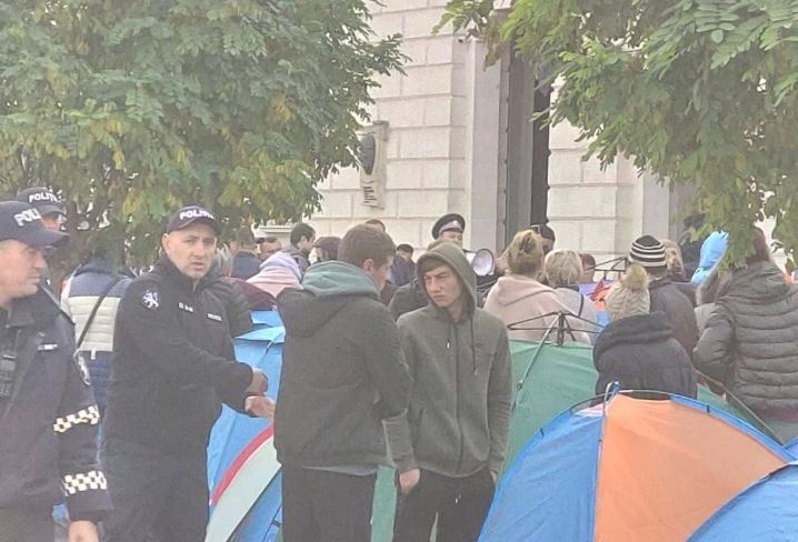 Полиция демонтировала часть палаток протестующих у здания Генпрокуратуры